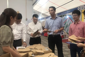 Đại diện Sở Công thương Hà Nội tìm hiểu các sản phẩm bao bì thân thiện môi trường.