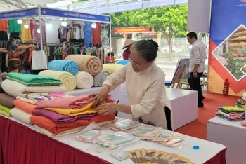 Khu trưng bày của các làng nghề dệt may trên địa bàn Hà Nội.