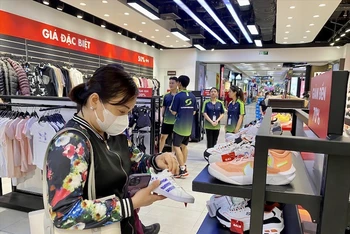 Các chương trình giảm giá sâu tới 70-100% trong sự kiện đã thu hút người tiêu dùng Thủ đô.