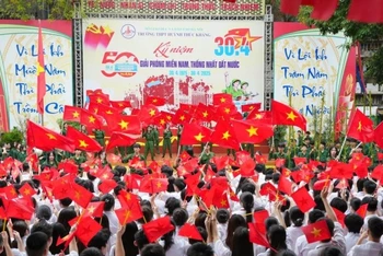 Trường THPT Huỳnh Thúc Kháng rực rỡ cờ hoa trong chương trình kỷ niệm 50 năm Ngày Giải phóng miền nam.