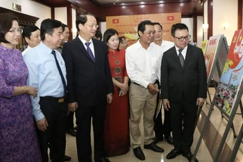 Các đại biểu tham quan triển lãm bên lề Hội thảo.