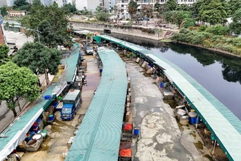 Chợ La Khê nằm trong khu vực giải tỏa để thực hiện dự án Cải thiện hệ thống tiêu nước khu vực phía Tây thành phố Hà Nội.