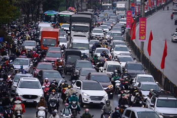 Đường Giải Phóng có thời điểm ùn ứ, nhưng các phương tiện vẫn có thể di chuyển được.