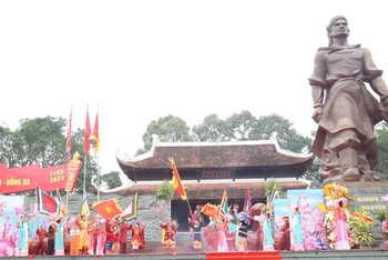 Trình diễn sử thi về chiến thắng mùa xuân Kỷ Dậu 1789.