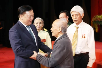 Bí thư Thành ủy Hà Nội Đinh Tiến Dũng trò chuyện với các đại biểu.