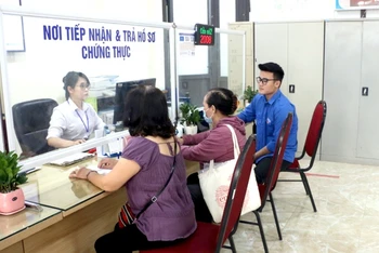 Việc bồi dưỡng, cập nhật kiến thức sẽ giúp nâng cao chất lượng đội ngũ cán bộ tại quận Tây Hồ, góp phần phục vụ người dân, doanh nghiệp tốt hơn. (Trong ảnh: Người dân làm thủ tục tại bộ phận "Một cửa" phường Thuỵ Khuê, quận Tây Hồ).