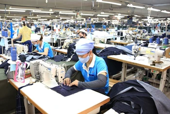 Hà Nội yêu cầu tăng cường quan tâm hỗ trợ doanh nghiệp hơn nữa. (Trong ảnh: Sản xuất hàng may mặc tại một doanh nghiệp có chi bộ trực thuộc Đảng bộ các khu công nghiệp và chế xuất Hà Nội)