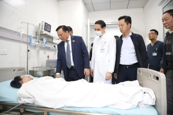 Bí thư Thành ủy Hà Nội Đinh Tiến Dũng thăm hỏi nạn nhân vụ cháy tại phố Hàng Lược.