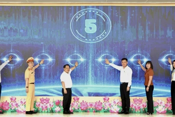 Các đại biểu bấm nút phát động chương trình truyền thông "Vì an toàn giao thông Thủ đô" năm 2024.