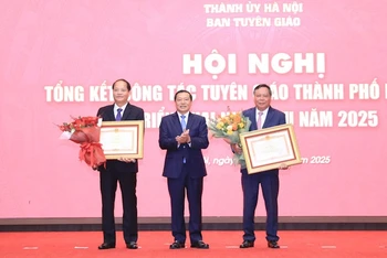 Phó Trưởng Ban Thường trực Ban Tuyên giáo Trung ương Lại Xuân Môn trao Bằng khen của Thủ tướng Chính phủ tặng Phó Bí thư Thường trực Thành ủy Hà Nội Nguyễn Văn Phong và Ban Tuyên giáo Thành ủy Hà Nội "vì thành tích tiêu biểu trong thực hiện nhiệm vụ bảo vệ nền tảng tư tưởng của Đảng, đấu tranh phản bác các quan điểm sai trái, thù địch".