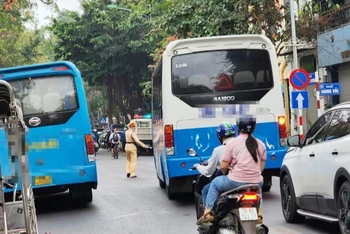 Lực lượng chức năng xử lý xe hợp đồng vi phạm tại khu vực phố cổ. (Ảnh: Chu Dũng)