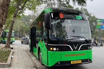 Tổng công ty Vận tải Hà Nội dự phòng hàng chục xe buýt để phục vụ người dân dịp 30/4 và 1/5.