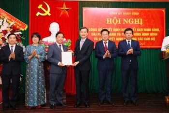 Bí thư Tỉnh ủy Ninh Bình Đoàn Minh Huấn trao Quyết định của Ban Thường vụ Tỉnh ủy về việc hợp nhất Báo Ninh Bình và Đài Phát thanh-Truyền hình Ninh Bình.