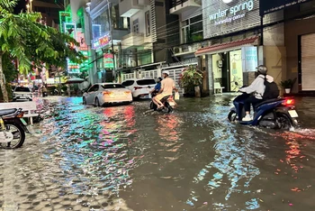 Nhiều tuyến đường ở quận Ninh Kiều chìm trong nước vào những ngày đầu tháng 4.