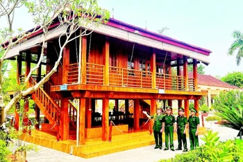 Các cựu chiến binh thị xã Nghĩa Lộ bên nhà sàn Bác Hồ tại thị xã Nghĩa Lộ, tỉnh Yên Bái.