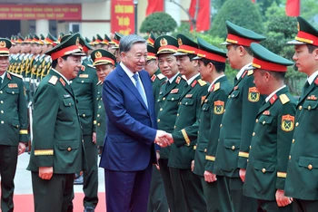 Tổng Bí thư Tô Lâm, Bí thư Quân ủy Trung ương với cán bộ, chỉ huy Binh chủng Tăng thiết giáp.