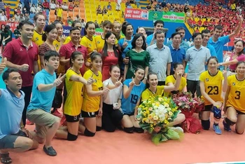 Lãnh đạo tỉnh Thái Bình chung vui cùng đội bóng chuyền Geleximco Thái Bình trong ngày giành chức vô địch.