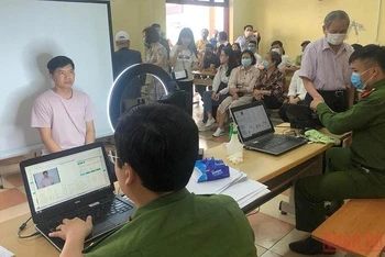 Công an quận Ba Đình (Hà Nội) cấp căn cước công dân gắn chíp cho người dân. 