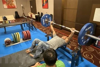 Đô cử Lê Văn Công chăm chỉ tập luyện, hướng tới tái lập thành tích huy chương vàng tại 5 kỳ ASEAN Para Games trước. (Ảnh: Hữu Chiến/TTXVN)