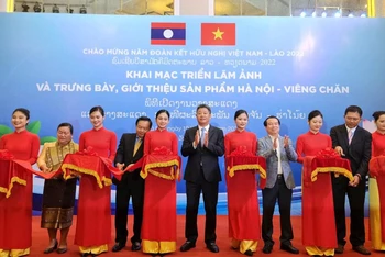 Các đại biểu cắt băng khai mạc triển lãm.