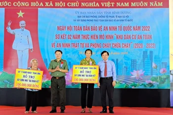Phó Chủ tịch Ủy ban Trung ương Mặt trận Tổ quốc Việt Nam Nguyễn Hữu Dũng và đại diện Bộ Công an trao hỗ trợ xây dựng nhà Đại đoàn kết cho hộ nghèo.