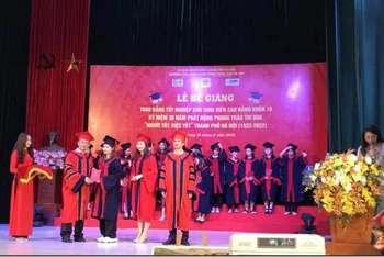 Sinh viên khóa 10 của Trường Cao đẳng nghề Công nghệ cao Hà Nội nhận bằng tốt nghiệp.