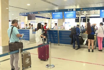 Hành khách làm thủ tục lên máy bay.