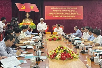 Đồng chí Đỗ Văn Chiến, Bí thư Trung ương Đảng, Chủ tịch Ủy ban Trung ương Mặt trận Tổ quốc Việt Nam phát biểu tại buổi làm việc.