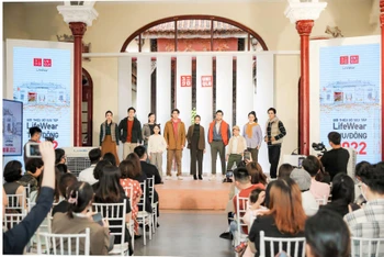 Những thiết kế mới nhất từ Uniqlo được giới thiệu trong không gian mang đậm tính văn hóa - lịch sử của Thủ đô.