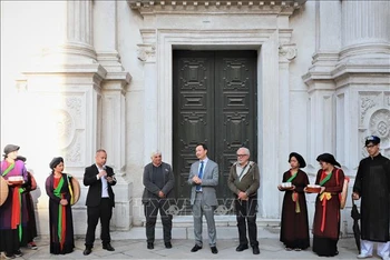 Đại sứ Dương Hải Hưng phát biểu khai mạc triển lãm ảnh "Một thoáng Việt Nam tại Venice". Ảnh: TTXVN