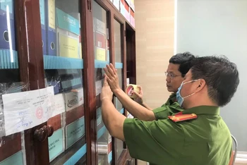 Lực lượng Công an niêm phong tài liệu sổ sách tại một địa điểm trong Chuyên án 920G.