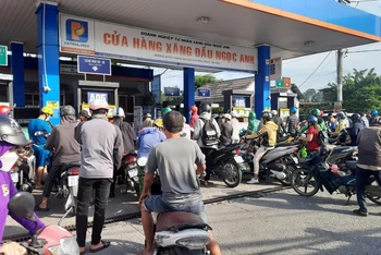 Khách hàng tập trung mua xăng tại Cửa hàng xăng dầu của Petrolimex ở Quốc lộ 1K, khu phố 5, phường Linh Xuân, thành phố Thủ Đức, Thành phố Hồ Chí Minh. (Ảnh: Cao Tân)