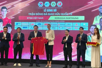 Lãnh đạo VFF và câu lạc bộ Dormund tại họp báo.