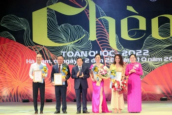 Bí thư Tỉnh ủy Hà Nam trao giải Xuất sắc cho Nhà hát Nghệ thuật Truyền thống tỉnh Thanh Hóa.