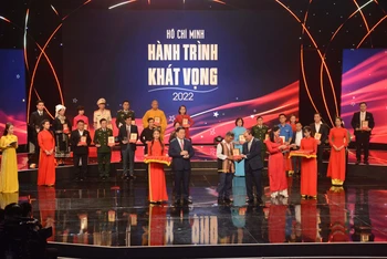 Chủ tịch nước Nguyễn Xuân Phúc trao quà lưu niệm của Chủ tịch nước tặng các điển hình tiêu biểu.