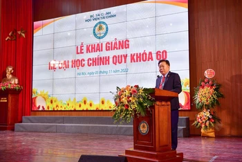 Nhà giáo Nhân dân, PGS. TS. Nguyễn Trọng Cơ - Bí thư Đảng ủy, Giám đốc Học viện Tài chính phát biểu Khai giảng.