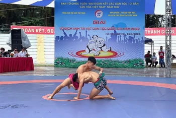 Các vận động viên tham gia giải vật dân tộc.