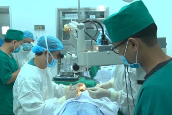Phẫu thuật đục thủy tinh thể bằng phương pháp Phaco.