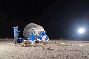 Khoang trở về của tàu Thần Châu 14 hạ cánh an toàn tại Bãi đáp Đông Phong. (Ảnh: Tân Hoa Xã)