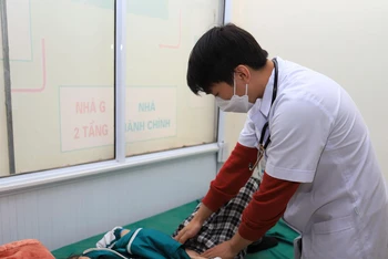 Trong sáng 8/12, các bác sĩ đã tổ chức khám lại cho toàn bộ 40 học sinh.
