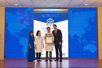 Ông Dominik Becker, Giám đốc lĩnh vực tiêm truyền tĩnh mạch BD, Khu vực Đông Nam Á trao quyết định và trao giấy chứng nhận của tổ chức JCI cho Bệnh viện Đà Nẵng.