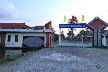 Khu vực ngoài cổng Trường Trung học phổ thông Nguyễn Việt Khái, nơi xảy ra vụ học sinh đánh nhau nhập viện vào trưa 12/12.