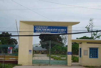 Trường Trung học cơ sở Mỹ An Hưng B, nơi xảy ra vụ việc nổ bếp ga mi-ni tại căng tin.