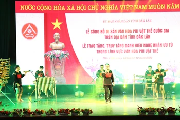 Văn nghệ chào mừng.