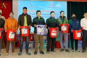 Nhờ các bộ lọc nước mà người dân miền núi Nghệ An có điều kiện sử dụng nước sạch an toàn, hợp vệ sinh. Ảnh Hồ Hòe.