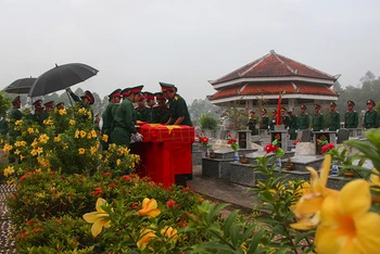 Đưa các liệt sĩ về nơi an nghỉ.