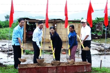 Phó Chủ tịch Uỷ ban Mặt trận Tổ quốc Việt Nam Trương Thị Ngọc Ánh (giữa) dự Lễ khởi công xây dựng nhà Đại đoàn kết cho gia đình bà Y Siêu tại thôn Đắk Duông, xã Ngọc Wang, huyện Đắk Hà, tỉnh Kon Tum.