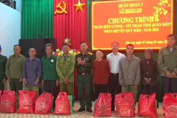 Tặng quà cho bà con nghèo tại xã Ia Lâu (Chư Prông, Gia Lai).
