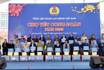 Ban Tổ chức trao quà tặng công nhân, lao động có hoàn cảnh khó khăn.