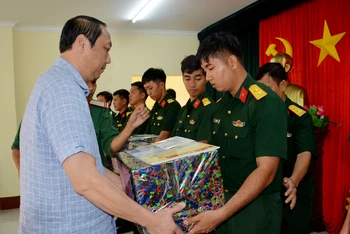 Chủ tịch Ủy tịch Ủy ban nhân dân tỉnh Kiên Giang Lâm Minh Thành tặng quà các lực lượng vũ trang thuộc Trung đoàn 152, Quân khu 9.